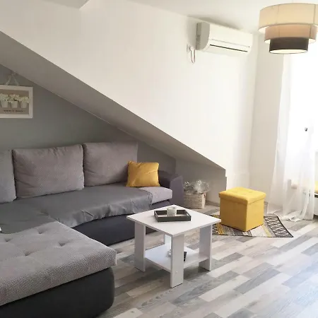 Charming Center Renee Apartament