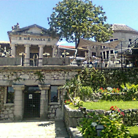 Charming Center Renee شقة